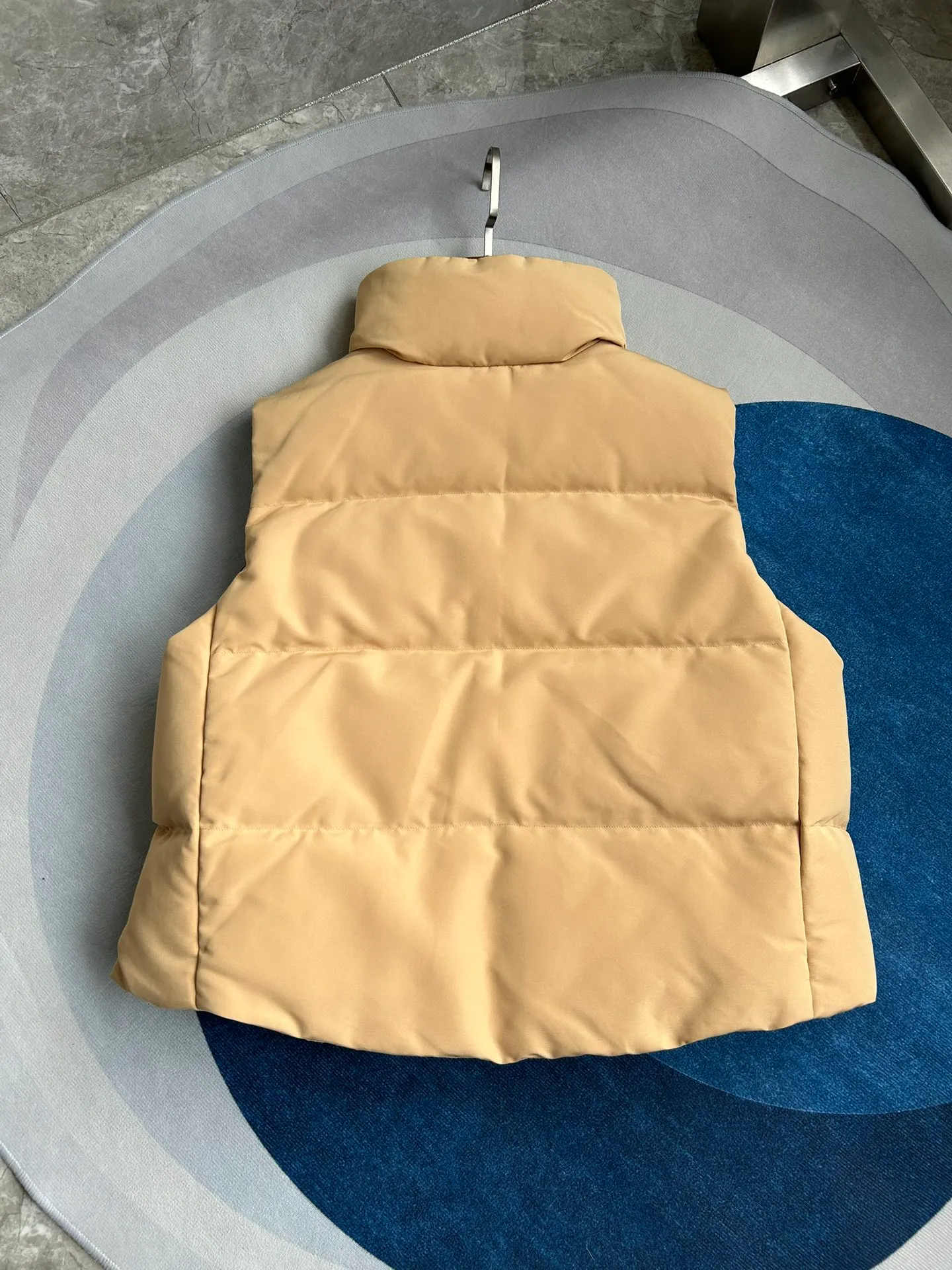P600 2267WB Grandview black label women's short vest. Constructed from Arctic Tech recycled fabric®, it features a cinchable hem for sleek styling and storage. Color: Beige. Size: XS S M L XL.